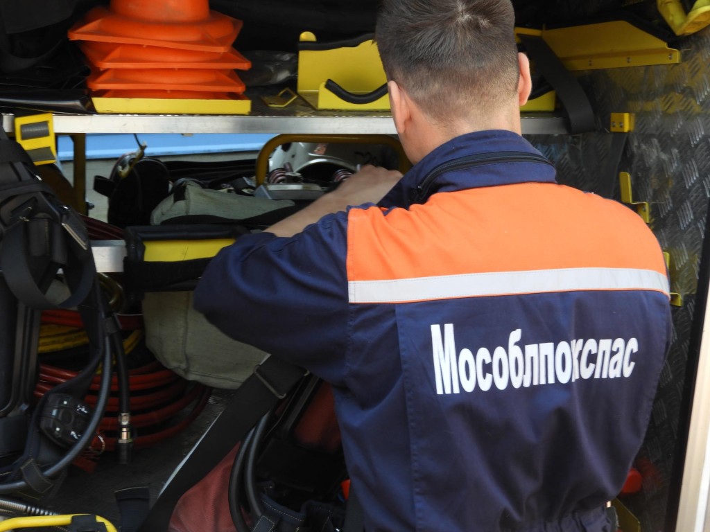 В Волоколамске спасатели помогли медикам госпитализировать пенсионерку с большим весом