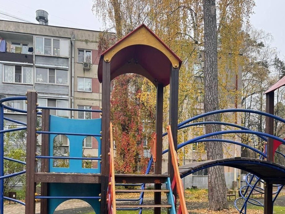 Сломанную детскую горку на Пионерской привели в порядок