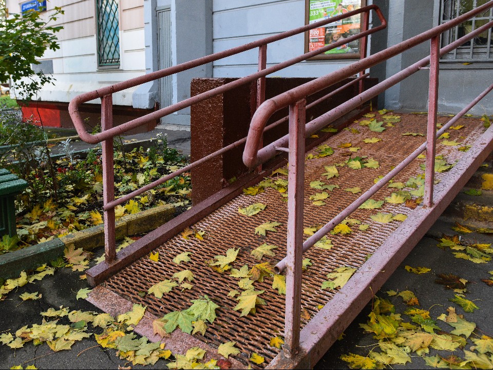 В подъездах Истры обновили стены, полы, окна и установили пандусы