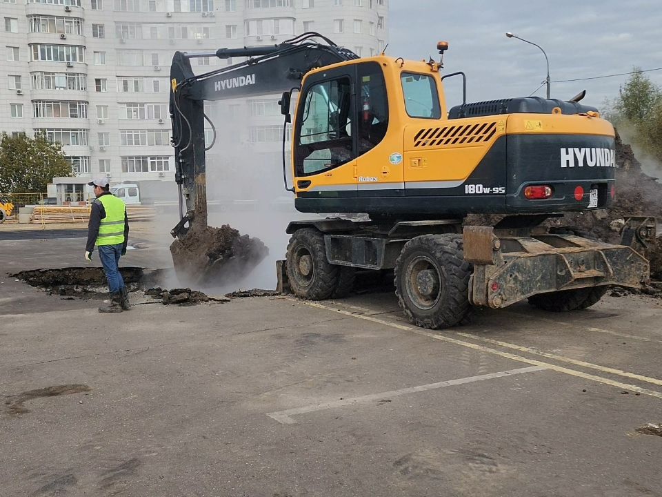 Специалисты «ТСК Мосэнерго» устраняют прорыв теплотрассы в Старых Химках
