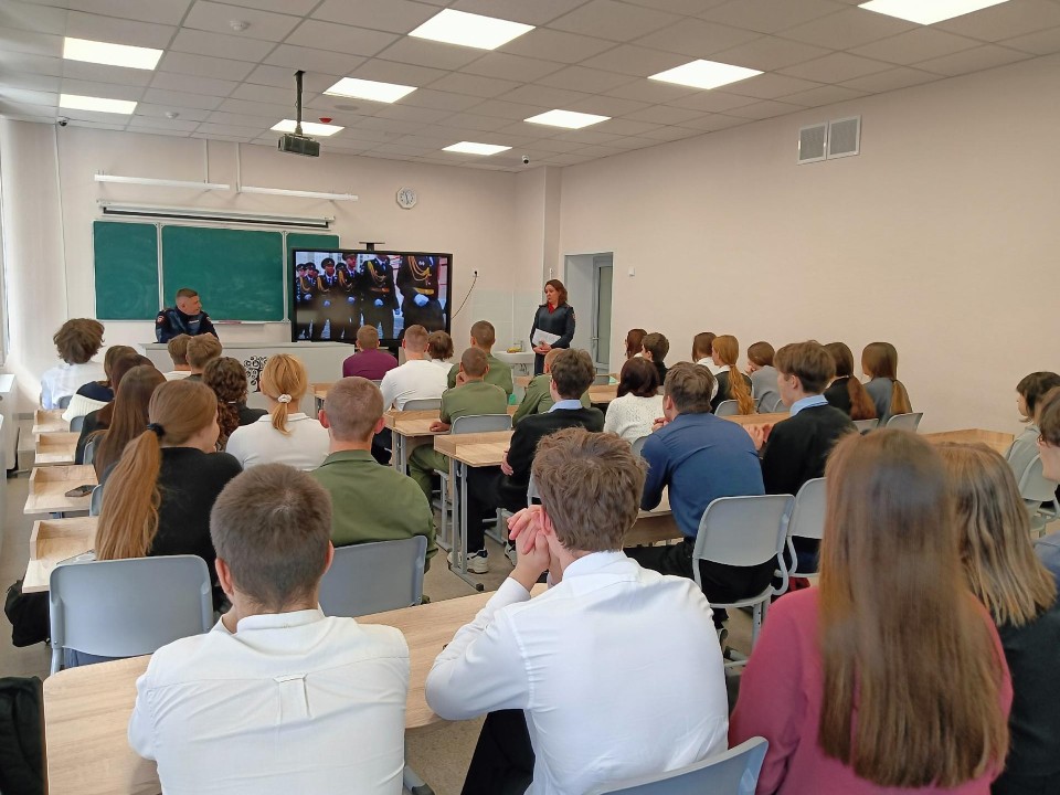 Школьники прошли профпробы в ногинском колледже и встретились с полицией