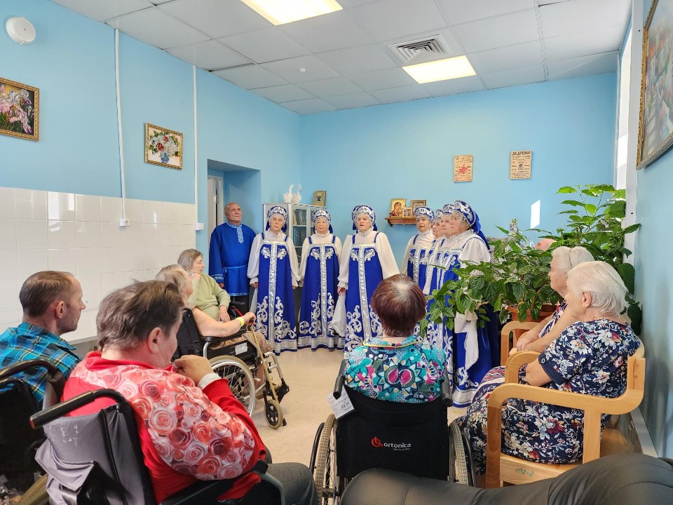 Для пожилых пациентов Электростальской больницы организовали концерт хора «Оптимист»