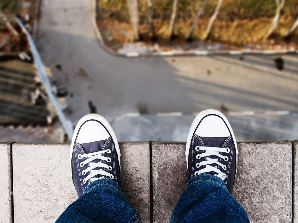 Дети забрались на крышу заброшенного здания в Дмитрове