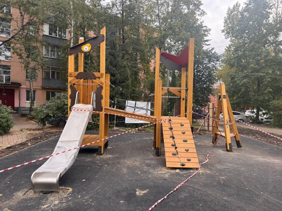 В Дзержинском модернизируют пять детских площадок