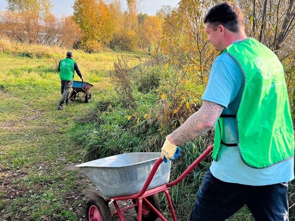 «Чистая осень» на озере Аборино: волонтеры убрали мусор и навели порядок