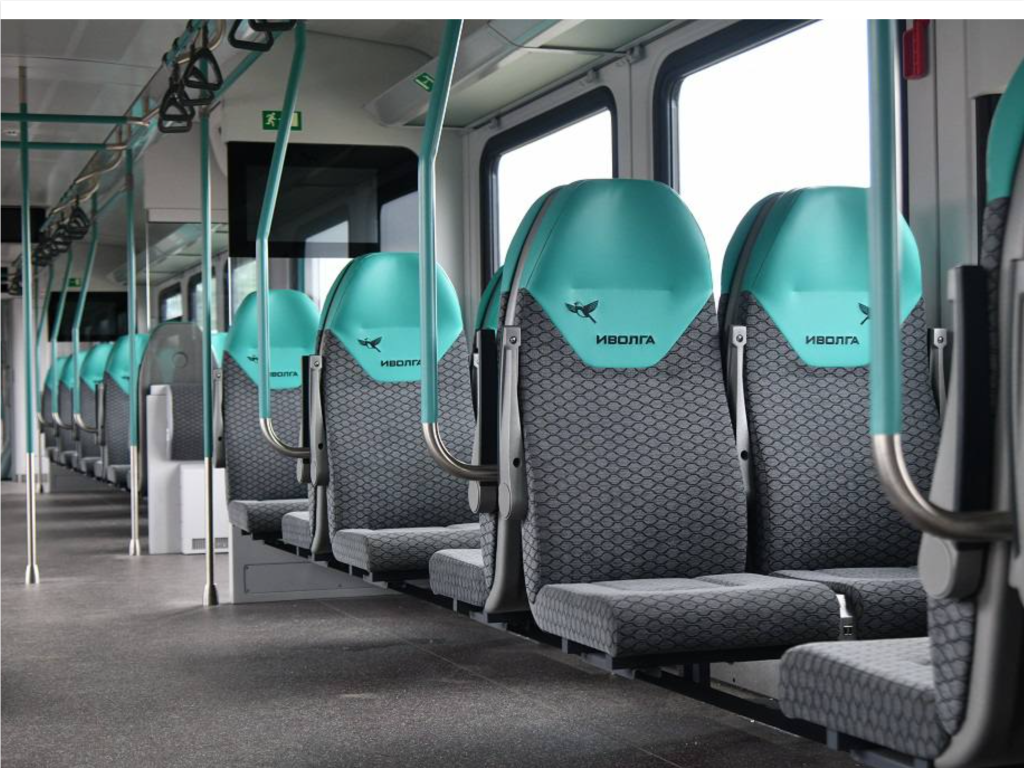 Современная электричка «Иволга» в мятном цвете проходит обкатку на железной дороге