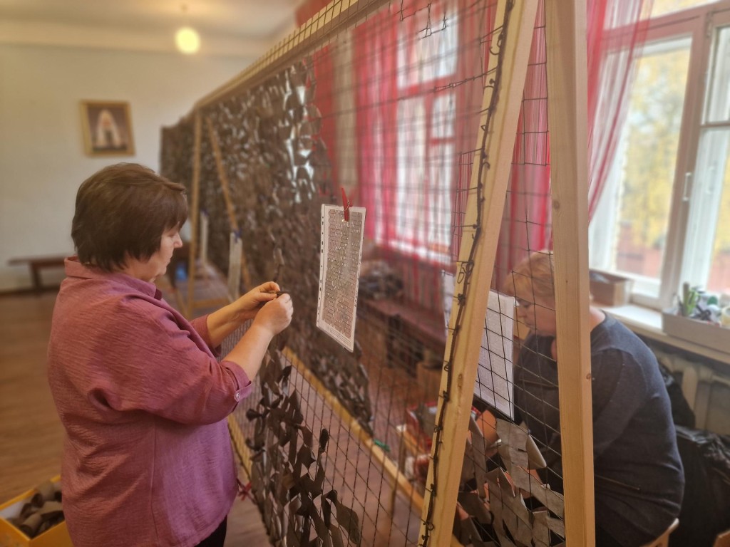 Участница СВО научила воскресенцев оказывать первую помощь и плести масксети