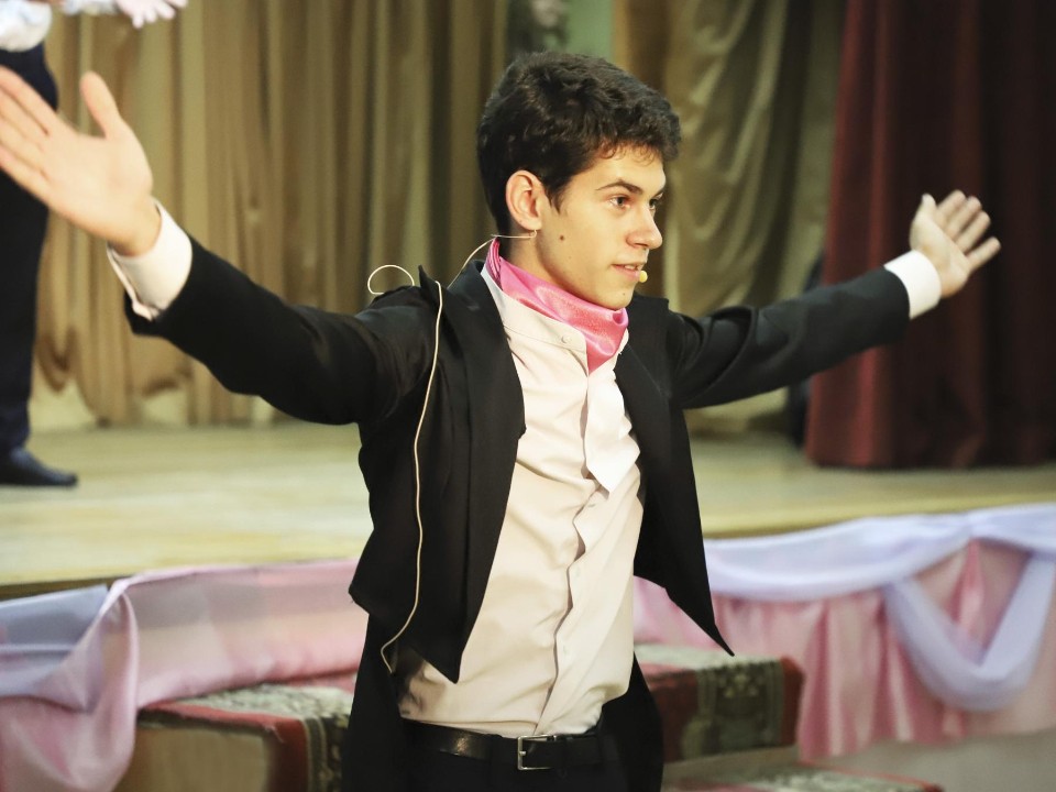 Жители Рошаля встретили на сцене Александра Пушкина, его друзей и супругу