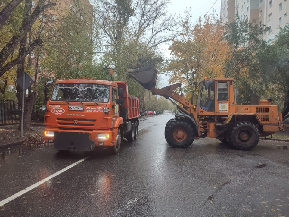 Собирают листву и вывозят мусор: в Люберцах проводят ежедневную уборку дорог