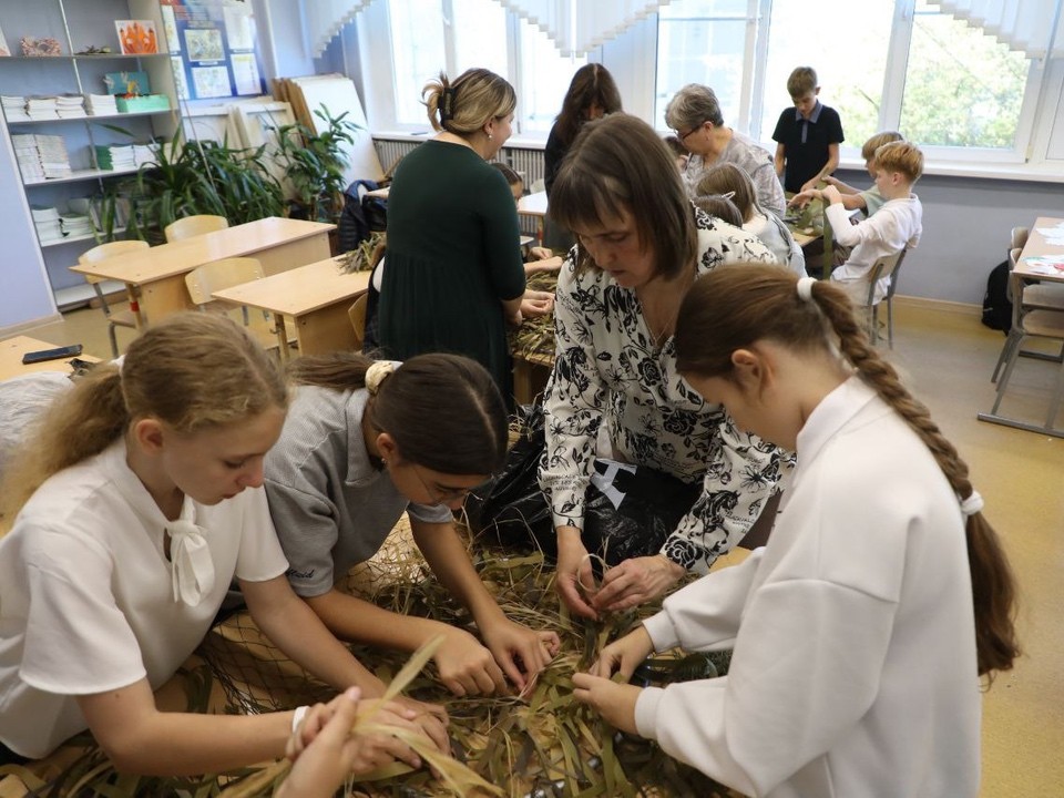 Лыткаринские гимназисты встретились с волонтерами и сплели маскировочные сети