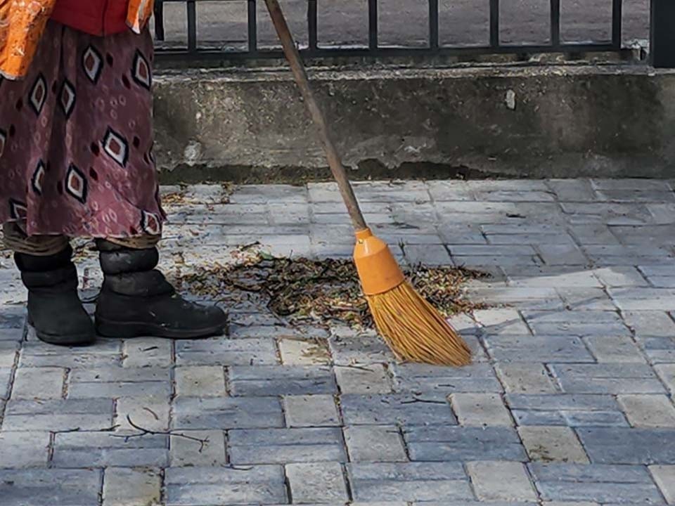 В Менделеево расчистили дорогу от листвы после обращения жителей