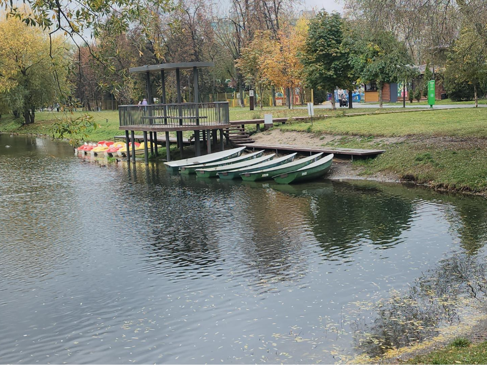 Уборка листвы и домик для уток: дорожки и пруды Наташинского парка готовят к зиме