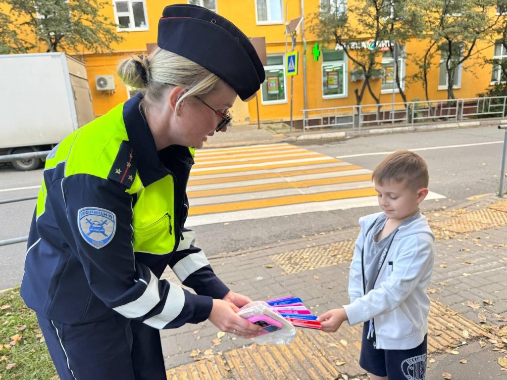 Госавтоинспекторы в Одинцове объяснили пользу световозвращателей