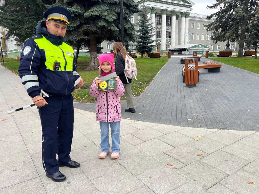 Профилактическую акцию провели Госавтоинспекторы на центральной площади Ступина