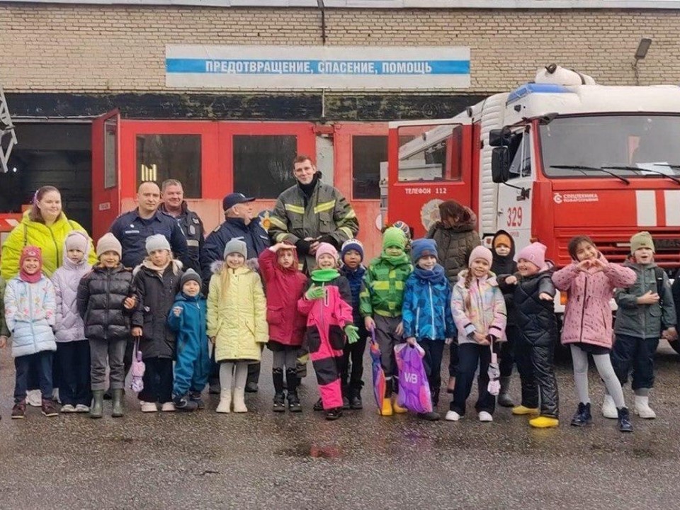 Пожарные в Королеве показали технику и научили детей вызывать экстренные службы