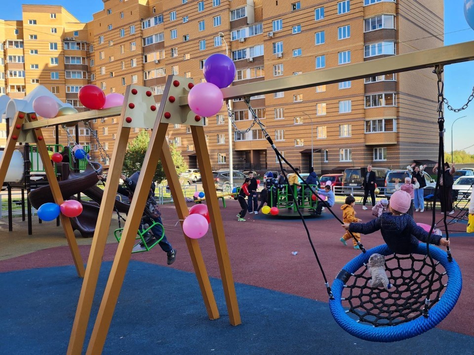 В Истре открыта новая детская площадка с «Пирамидой» и безопасным покрытием