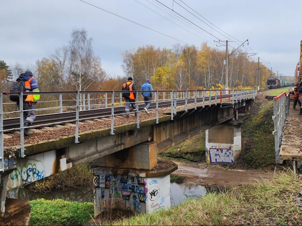 На железнодорожном переезде в Истре начали менять рельсы
