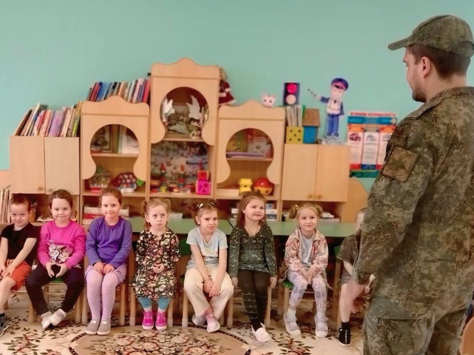Настоящий герой пришел на утренник в честь Дня отца в детсад Волоколамска