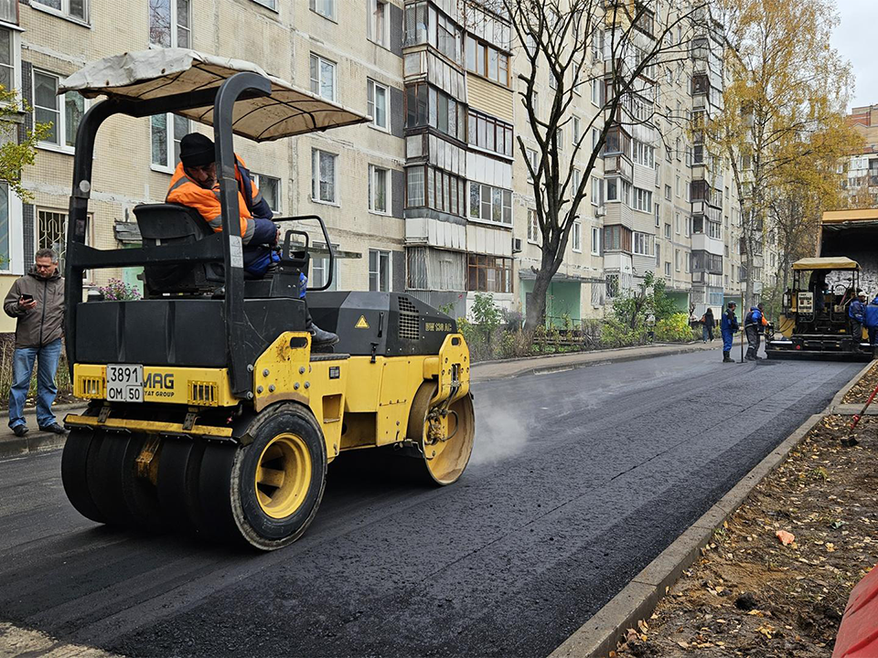 Специалисты завершают ремонт дворовых территорий у домов №12 и №14 на Лихачевском шоссе
