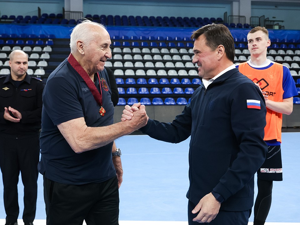 Андрей Воробьев вручил Орден I степени тренеру «Чеховских медведей» Владимиру Максимову