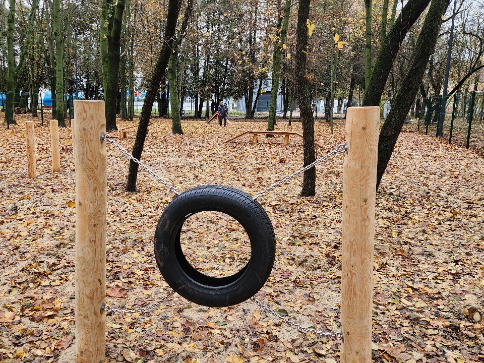 Площадку для выгула собак оборудовали в парке «Питомник»