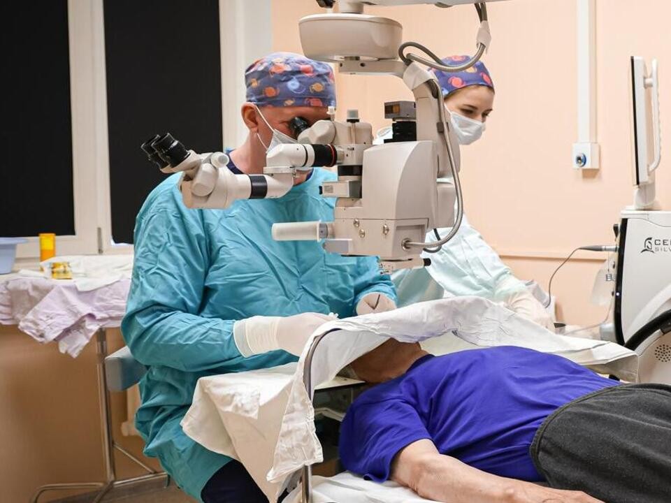 В Клинской больнице вернули зрение пациенту за 10 минут по ОМС