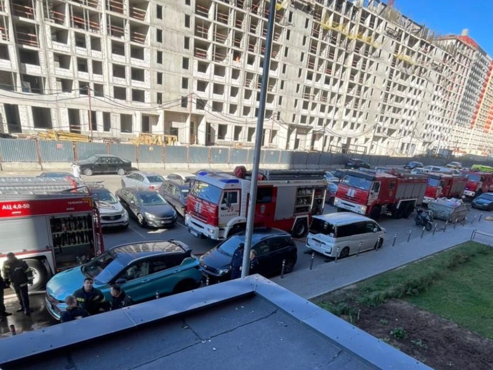 Пожарные ликвидировали возгорание в квартире многоэтажки в ЖК «Пехра»