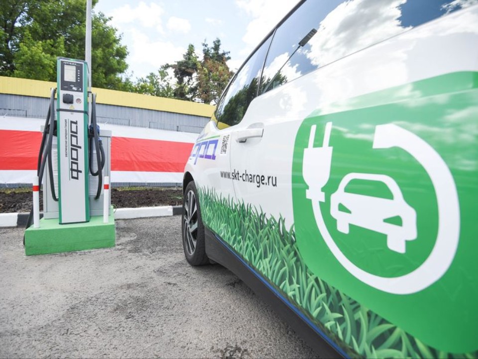 Сунь вилку в розетку: парковки могут массово оборудовать зарядками для электромобилей