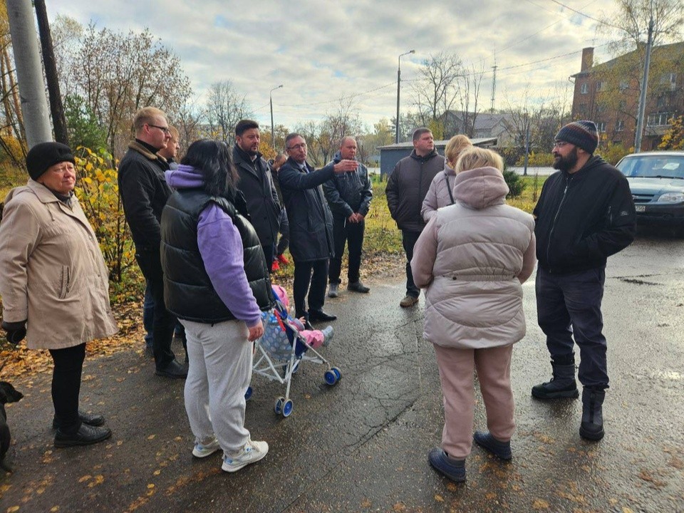 На улице Кирова решают вопрос со стихийной парковкой на газоне