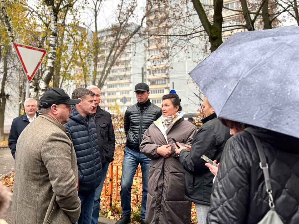 Глава Лобни Анна Кротова встретилась с жителями дома на улице Чкалова