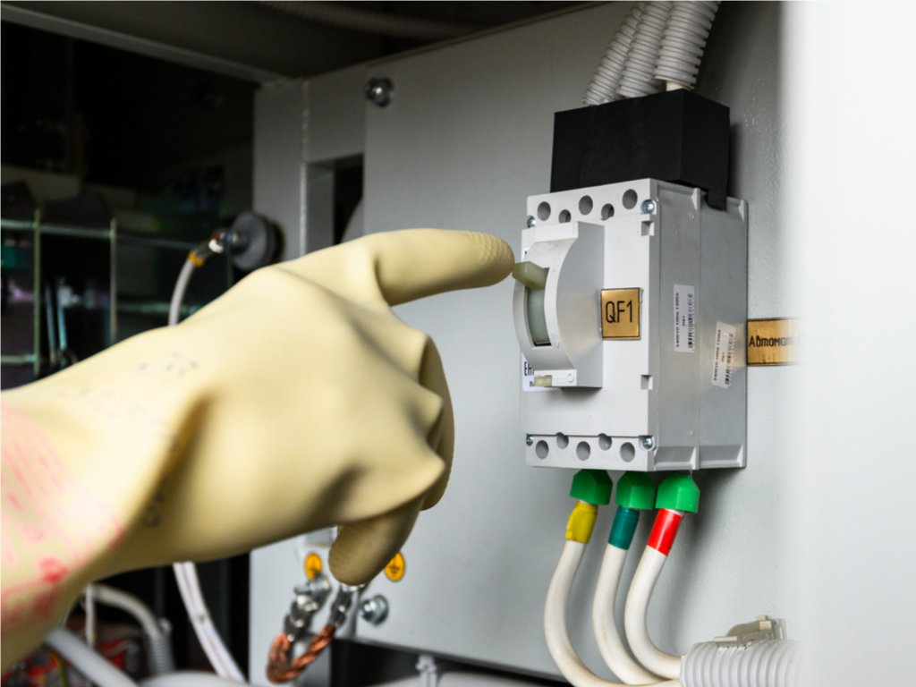 Котельная уже подключена: энергетики ремонтируют кабельные линии в «Императорских Мытищах»