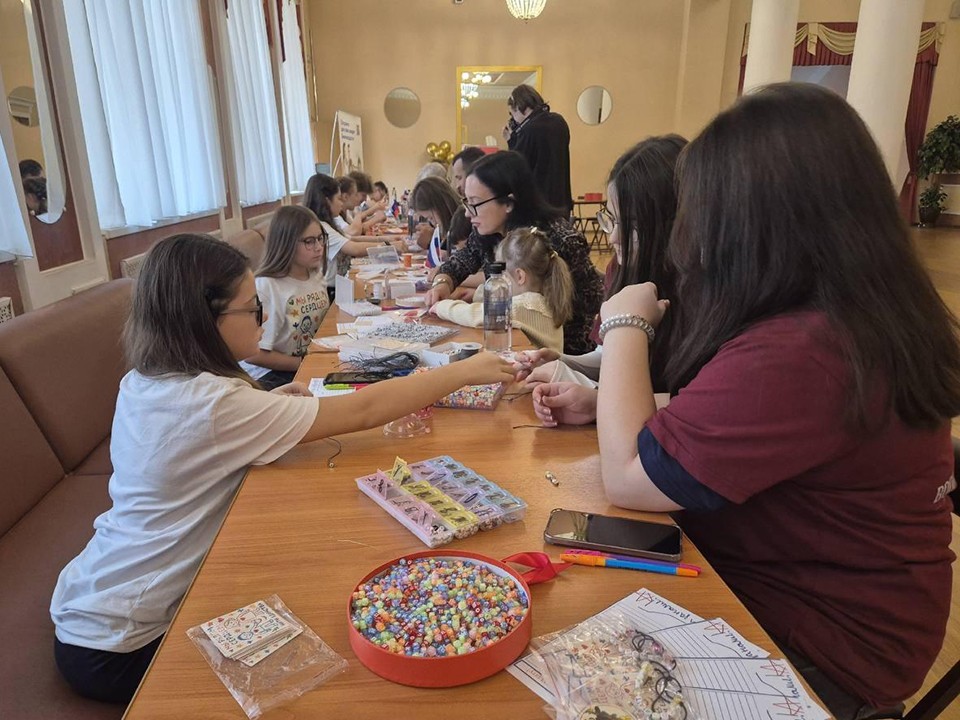 Браслеты в поддержку бойцов СВО сплели в Пушкино