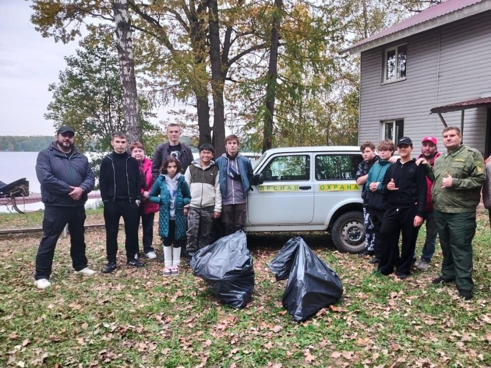 В лесу у Бисерова озера волонтеры убрали мусор