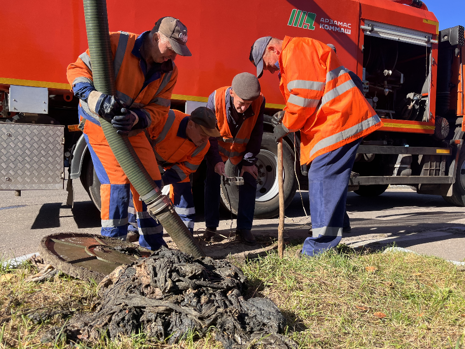 Игрушки, одеяло, кошачий наполнитель: какие «подарки» отправляют сантехникам можайцы