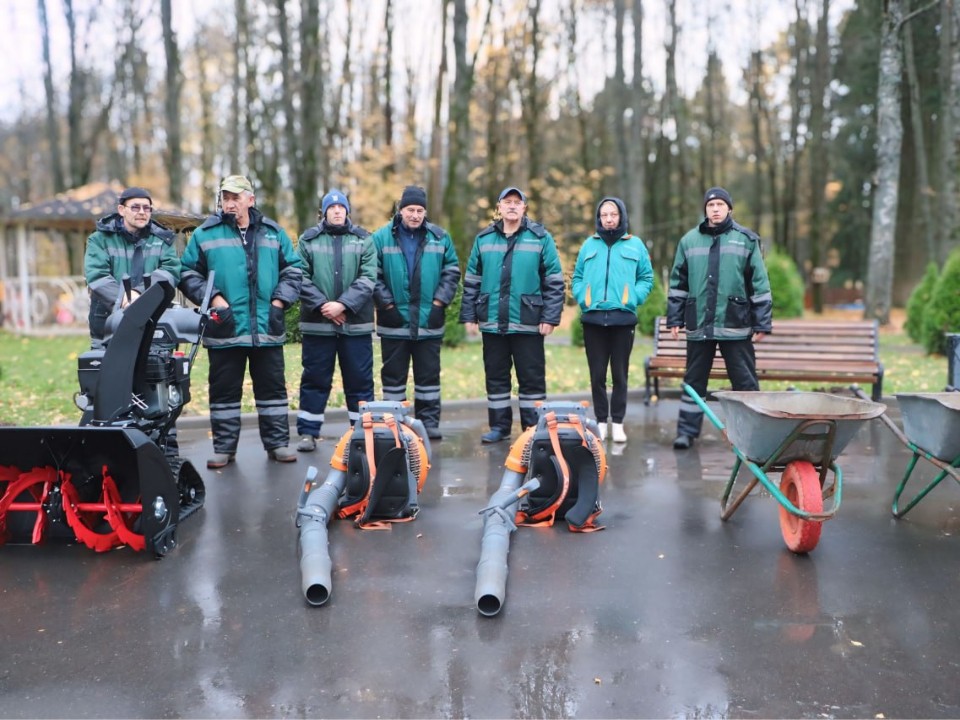 В городском парке к зиме подготовили технику, инвентарь и гранитную крошку