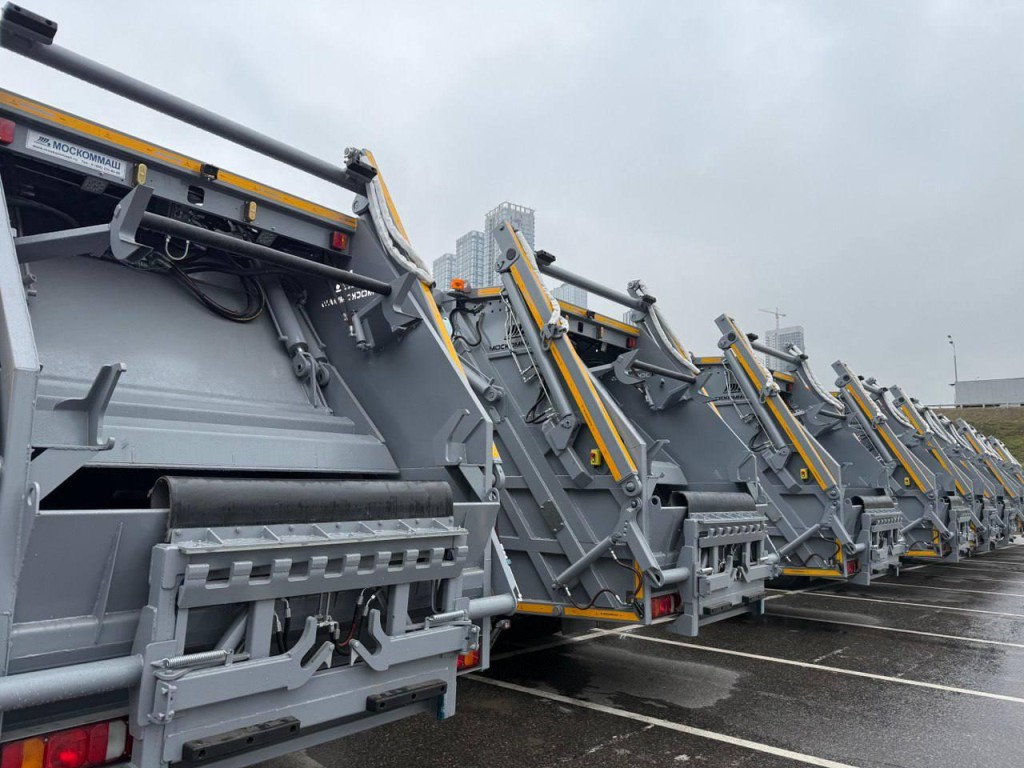 На страже чистоты: куда каждый день из контейнерных баков во дворах в Подмосковье исчезает мусор