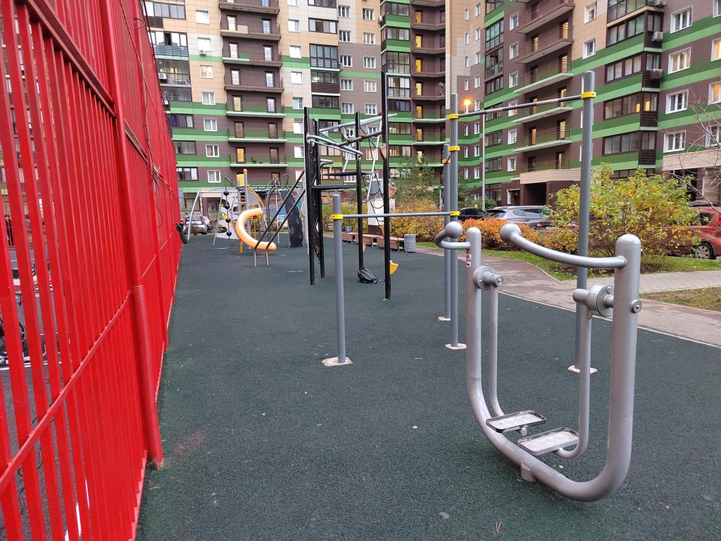 Мягкое покрытие и прогулки в любую погоду: жители оценили новую спортивную площадку