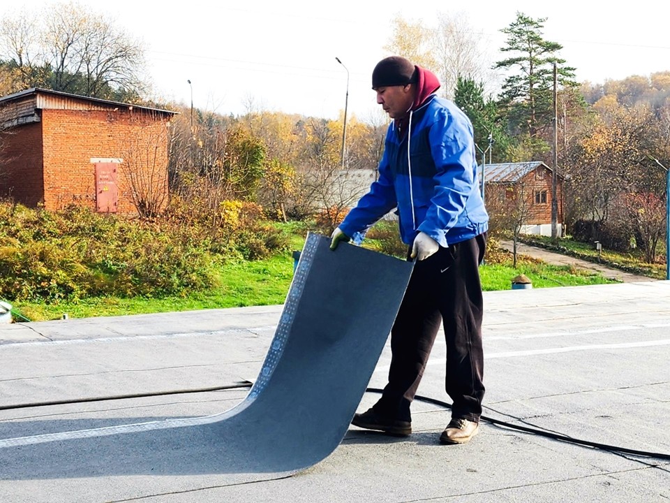 Новый рулонный материал надежно укрыл машинный зал пущинского головного водозабора от непогоды