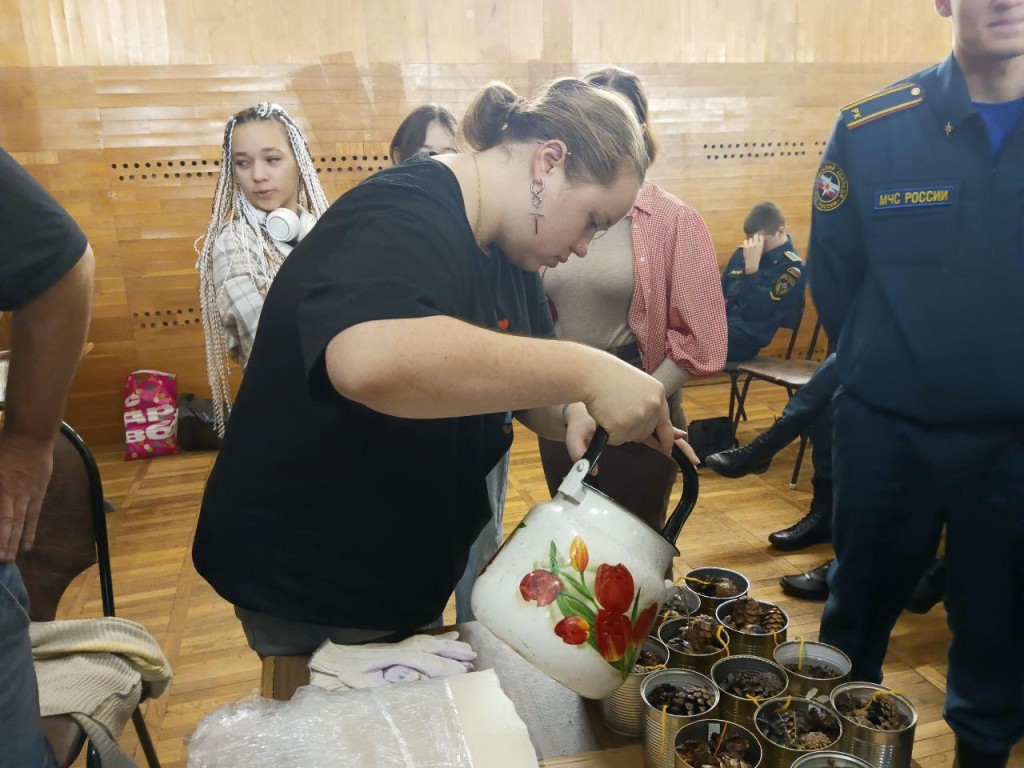 Студенты Раменского колледжа научились делать окопные свечи для бойцов