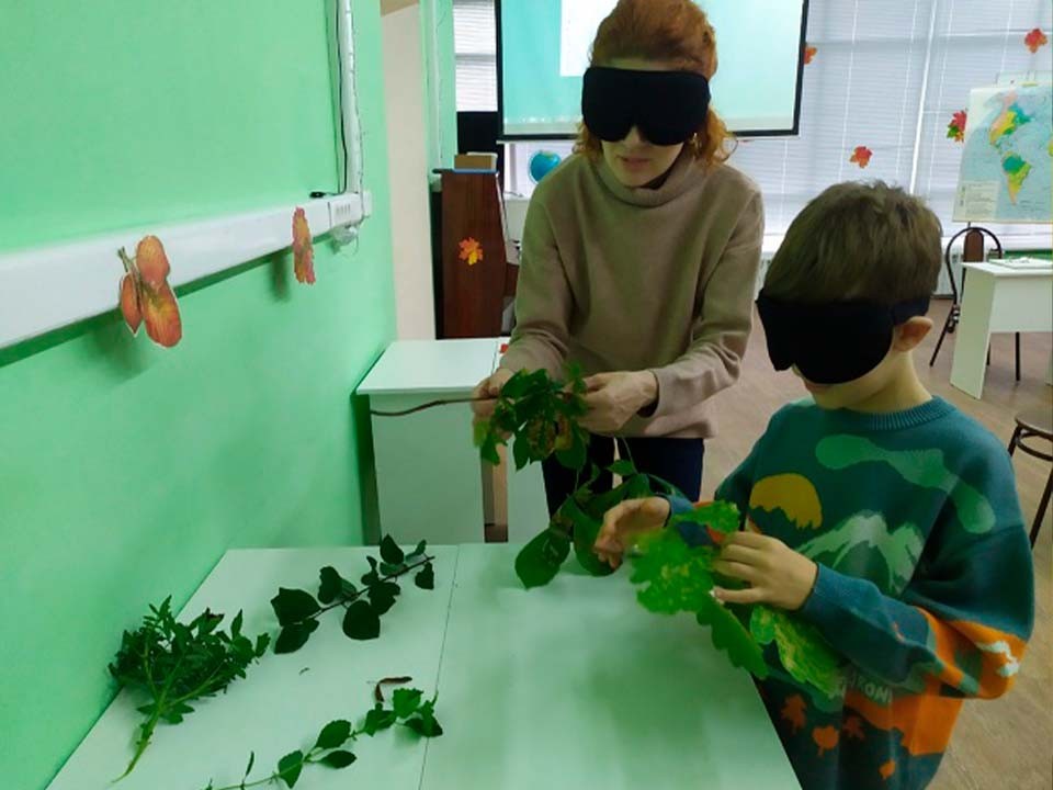 Жителей Солнечногорска учат читать с закрытыми глазами