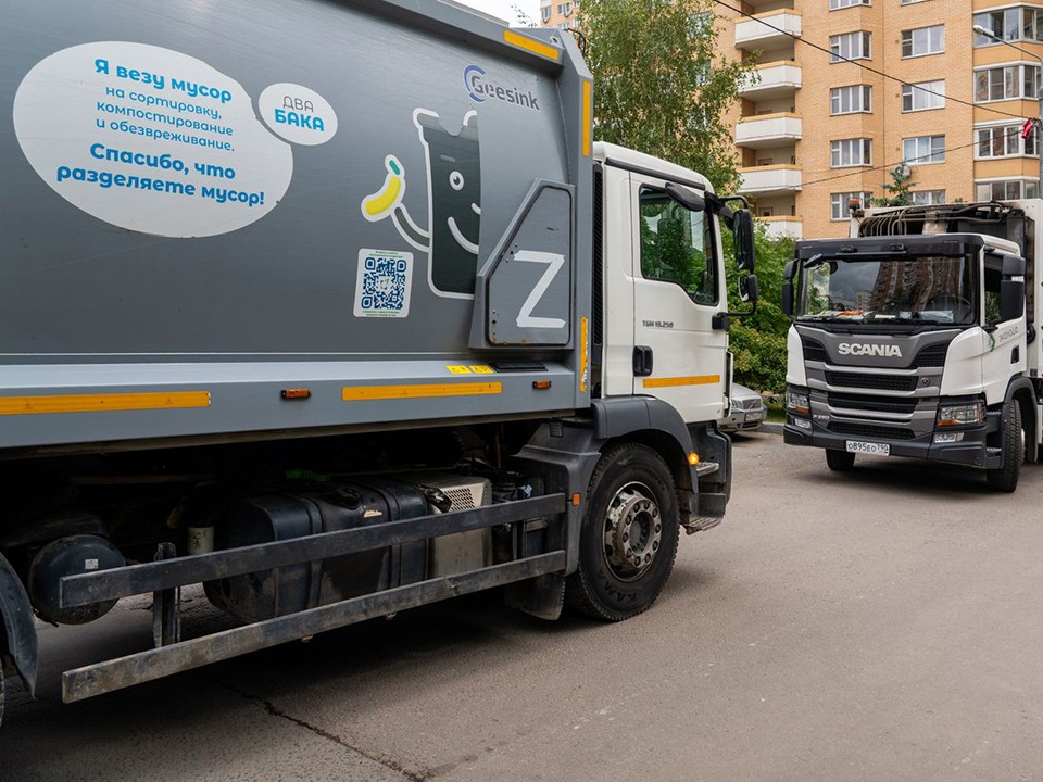 На Рябиновой улице выявили больше всего нарушений парковки у контейнеров