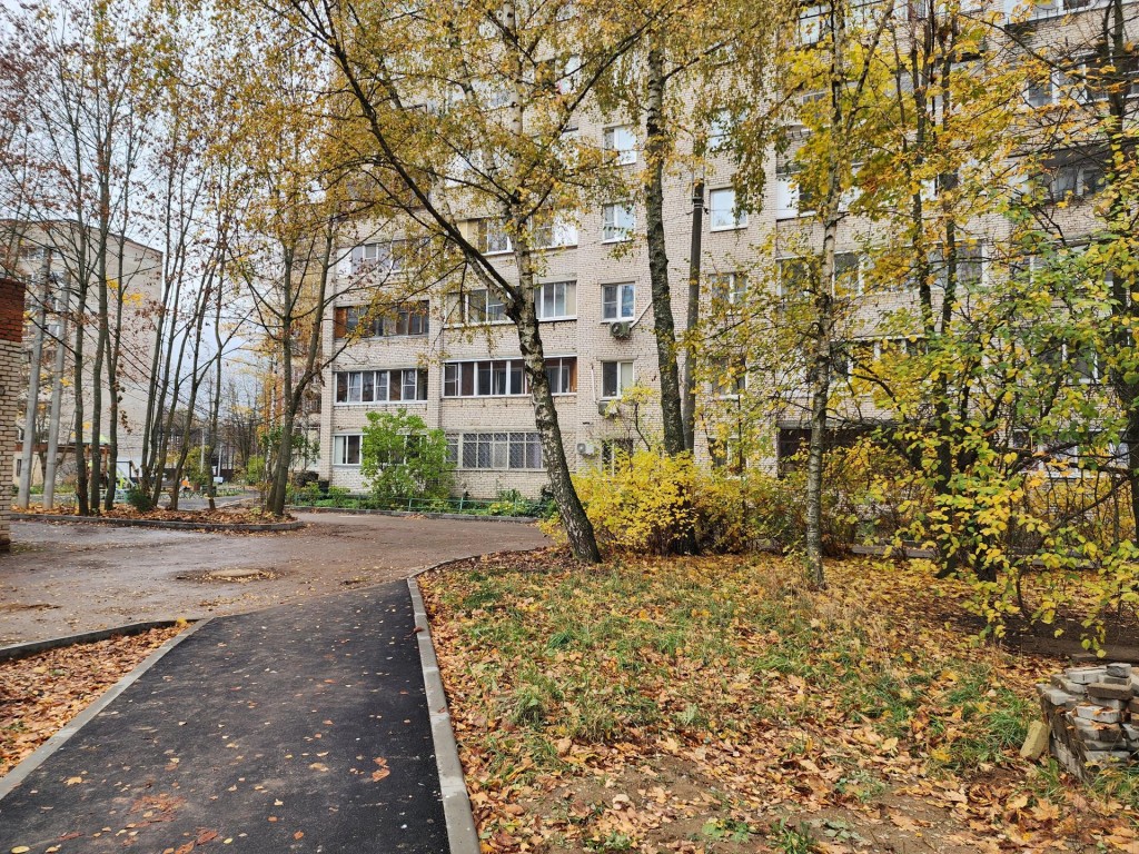 На улице Драгунского до конца осени посадят газон и обустроят тротуары