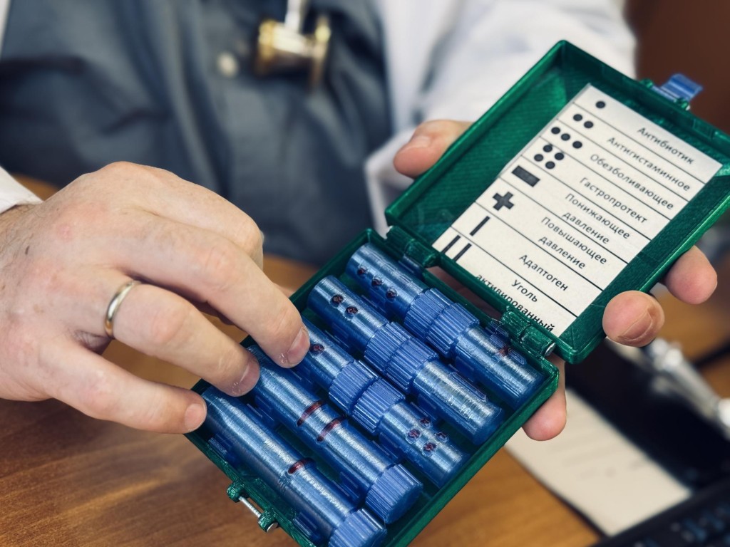 Уникальная таблетница и шапочка для охлаждения мозга от «Санитара» спасают жизни на СВО