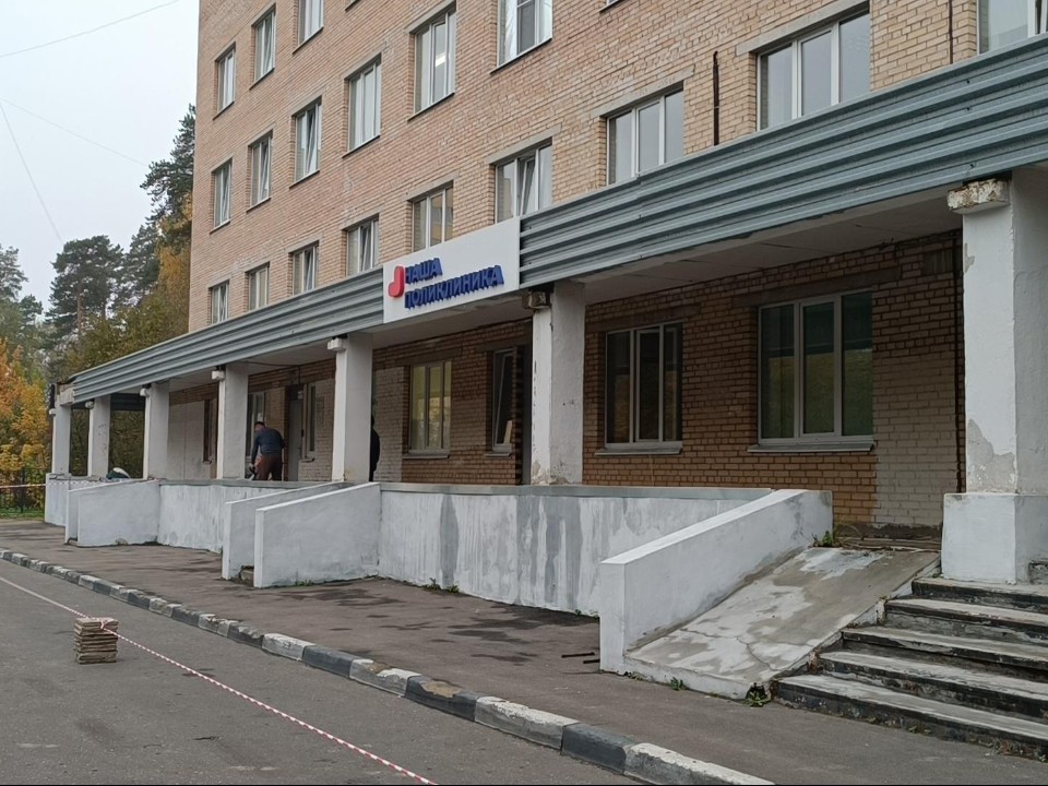 Новое крыльцо и удобный пандус: что меняют в поликлинике на Красной Поляне