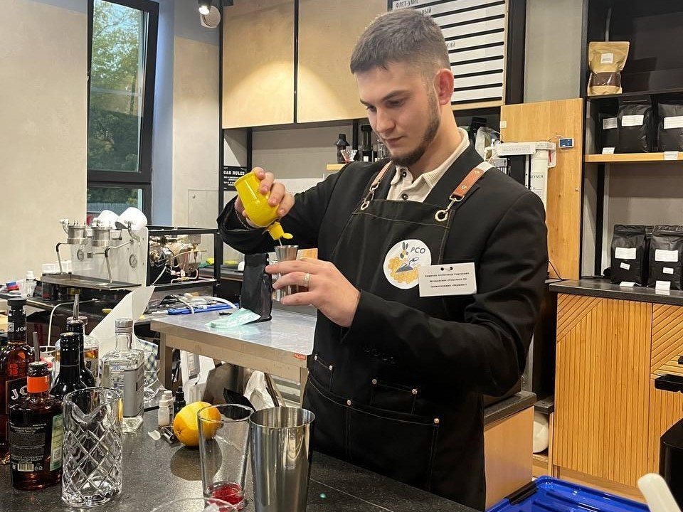 Студент из Солнечногорска занял 2-е место в барменском конкурсе на слете ЦФО