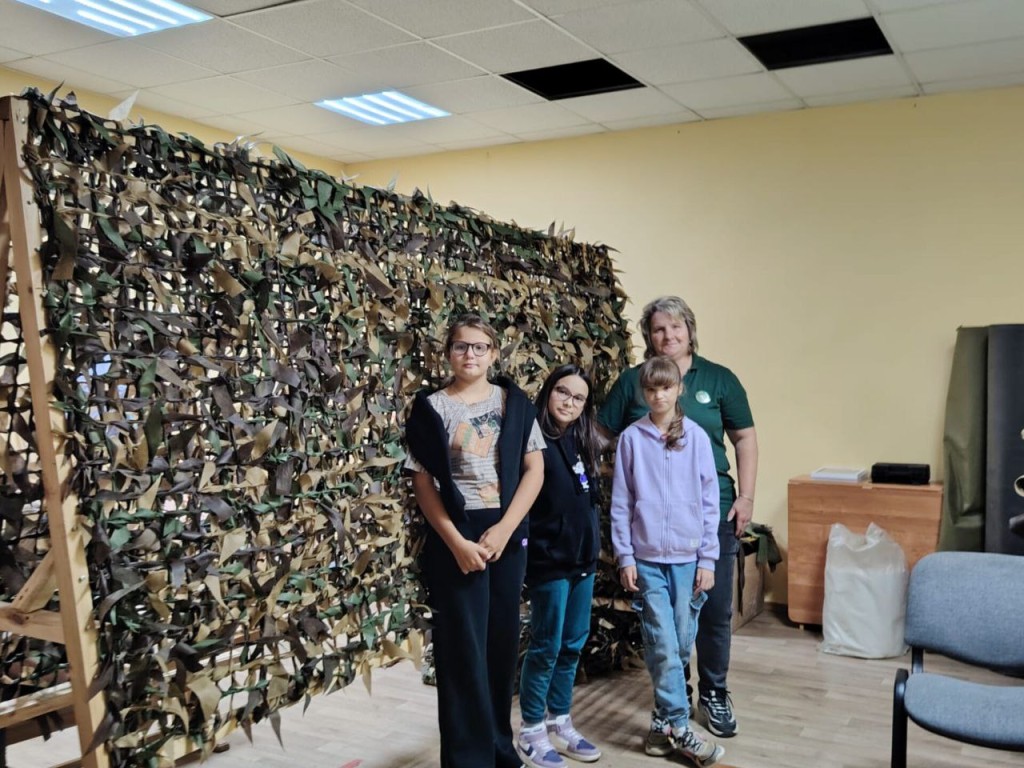 Талдомские школьники во время каникул сплели пять маскировочных сетей для бойцов СВО