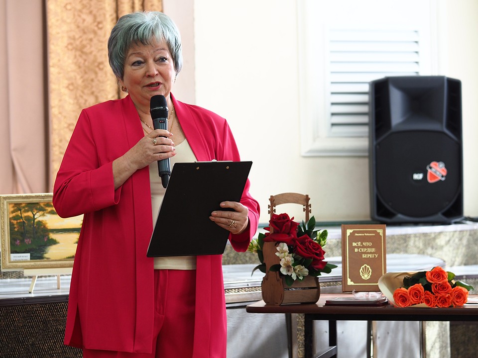 Писательница из Воскресенска представила сборник своих стихов