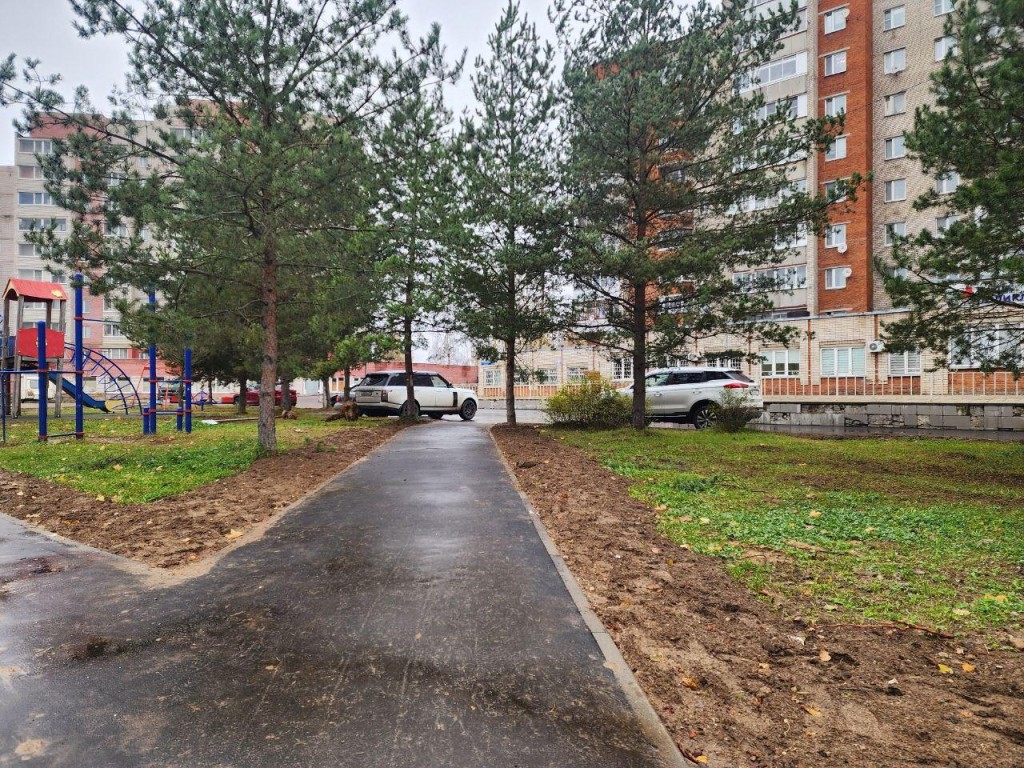 В Радумле оборудовали пешеходные дорожки и парковки у жилых домов