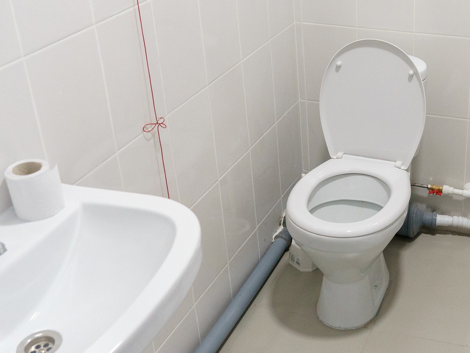 Жителей Луховиц призвали не бросать в унитаз все подряд