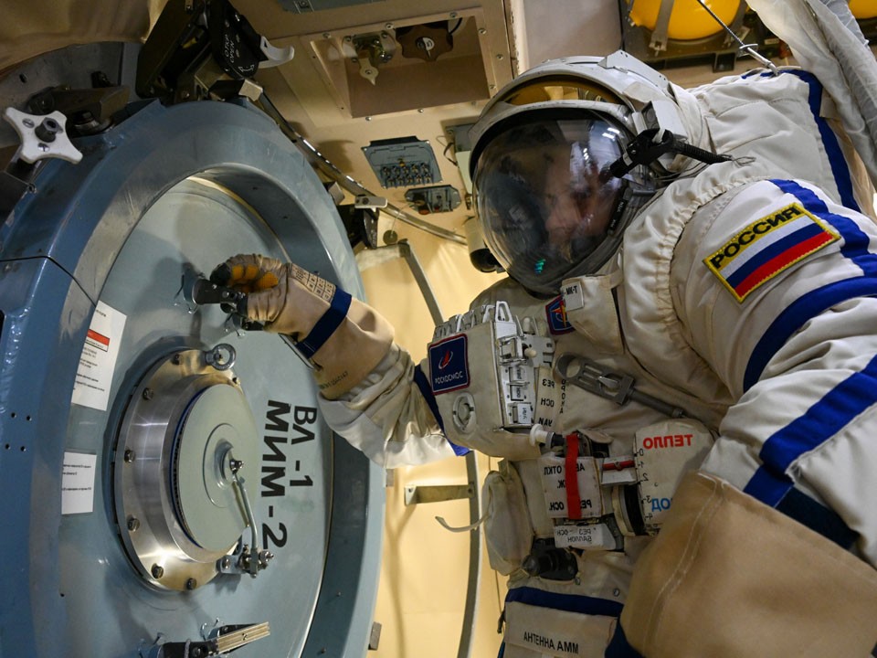 Тренажере «Выход-2» помог подготовиться космонавтам к выходу в открытый космос